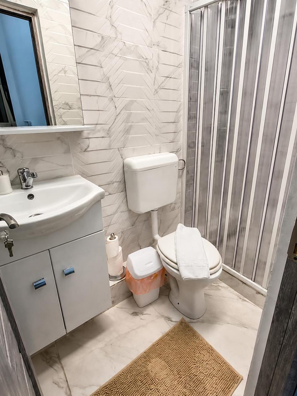 Shower, Toilet, Bathroom, towels