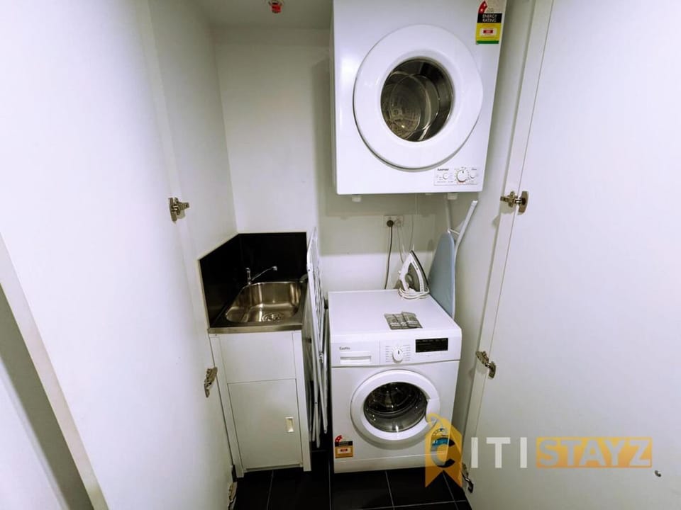 Braddon Base in The Midnight, Heated Pool & Sauna Apartment in Canberra