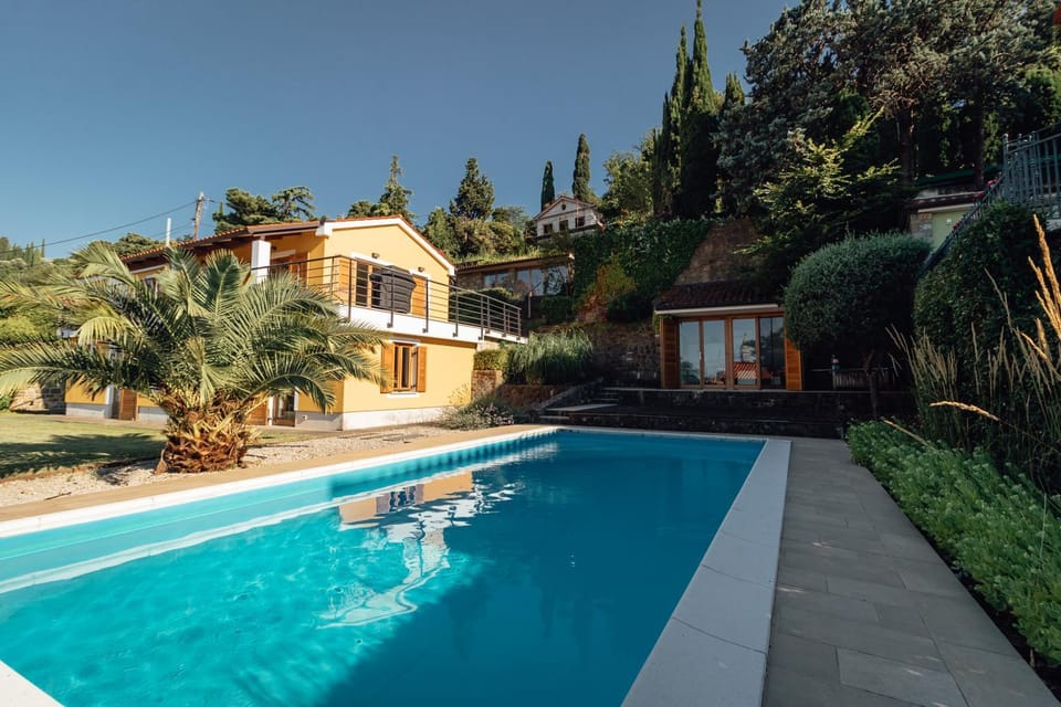 Property building, Garden, Balcony/Terrace, Pool view, Swimming pool