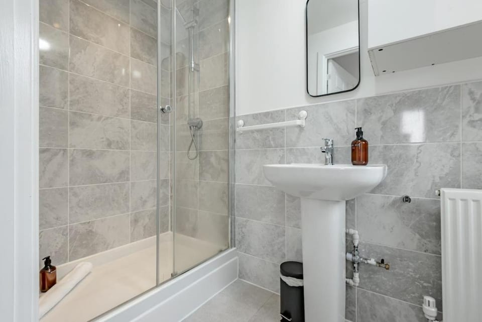 Spacious 5-Bed Edinburgh Home Parking & Garden House in Edinburgh
