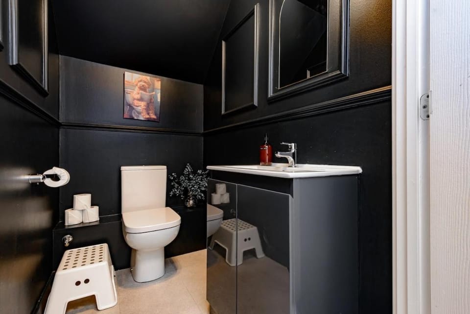 Spacious 5-Bed Edinburgh Home Parking & Garden House in Edinburgh