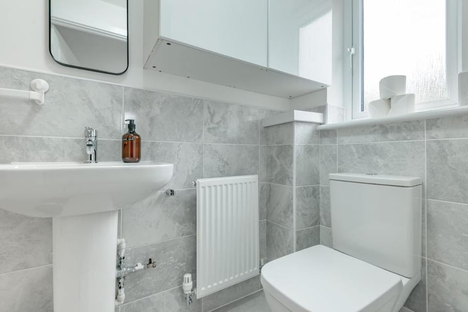 Spacious 5-Bed Edinburgh Home Parking & Garden House in Edinburgh