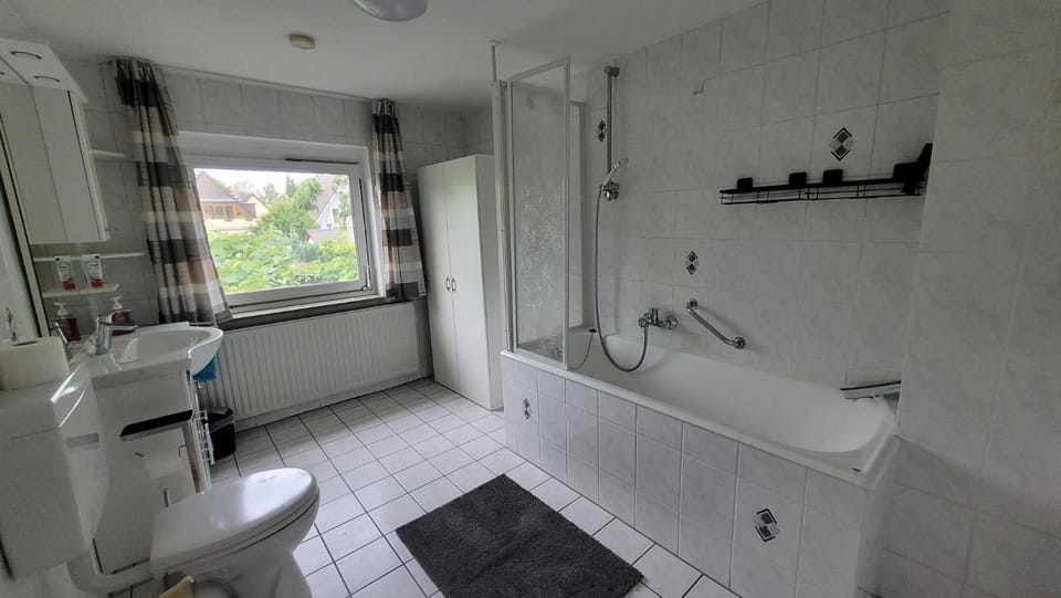 Shower, Toilet, Bathroom, Bath