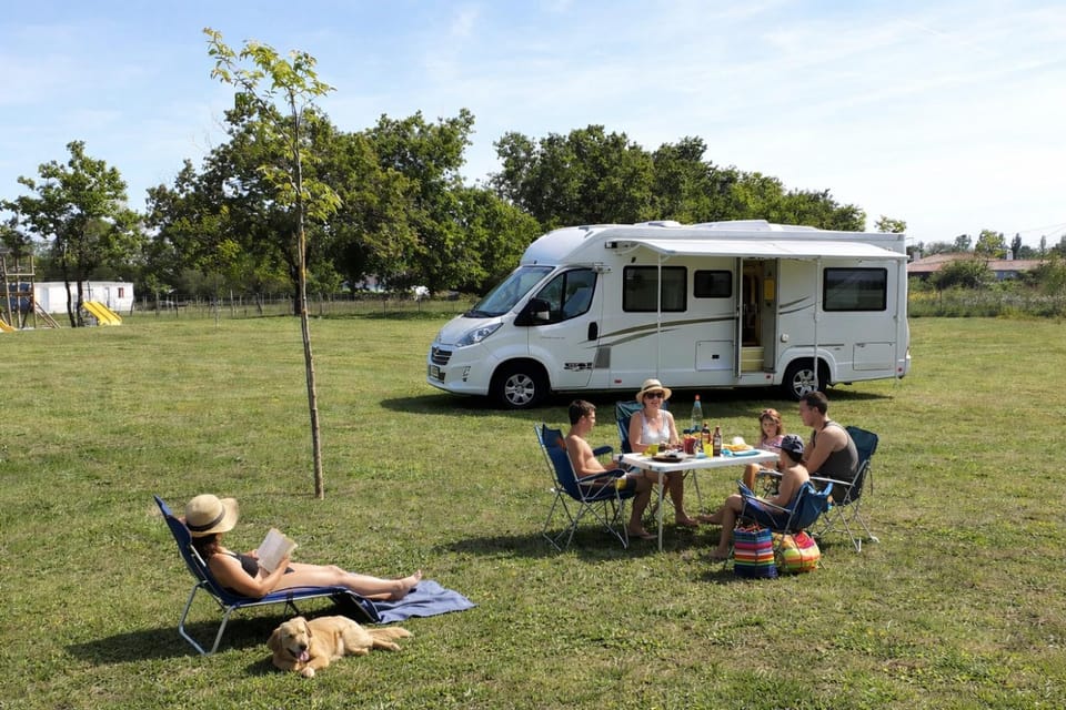 Camping Les P'tites Maisons dans la Prairie Campground/ 
RV Resort in Pays de la Loire