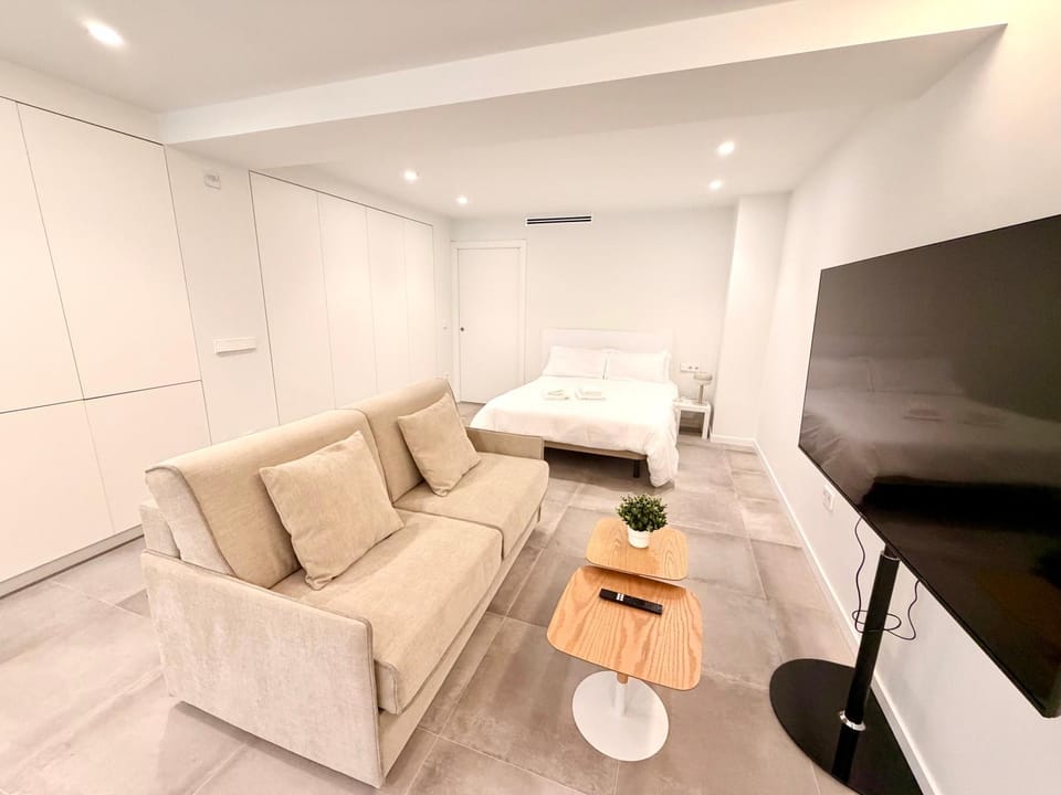 TV and multimedia, Living room, Seating area, Evening entertainment