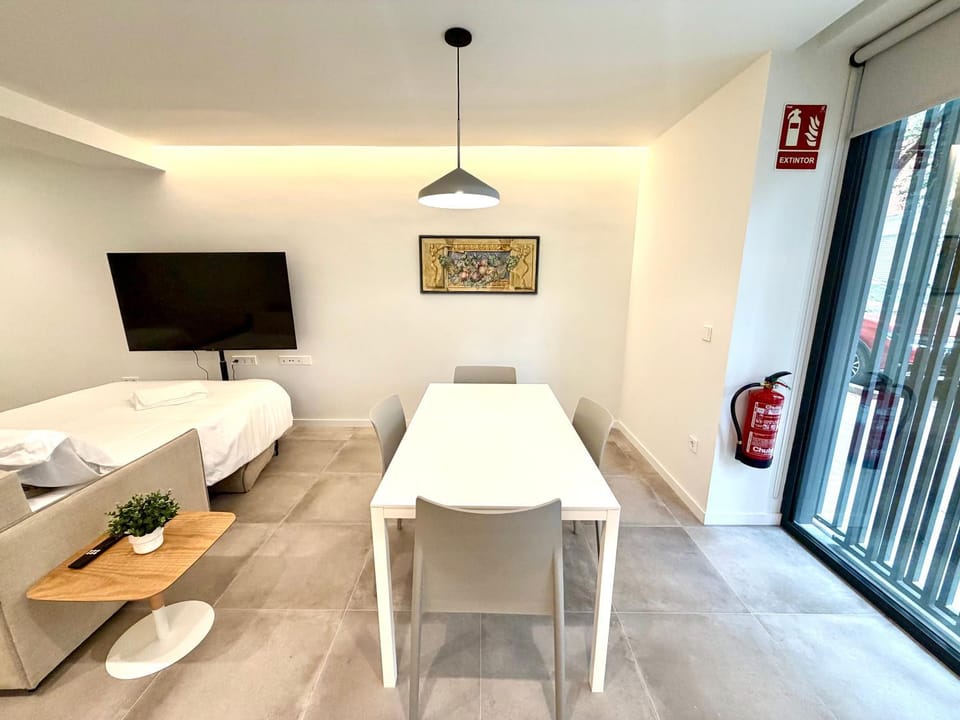 Bed, TV and multimedia, Seating area, Dining area