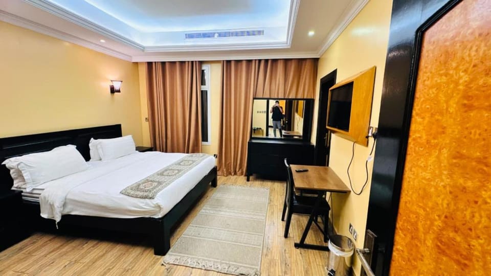 Bed, TV and multimedia, Bedroom