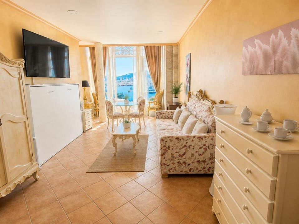 TV and multimedia, Seating area, Dining area