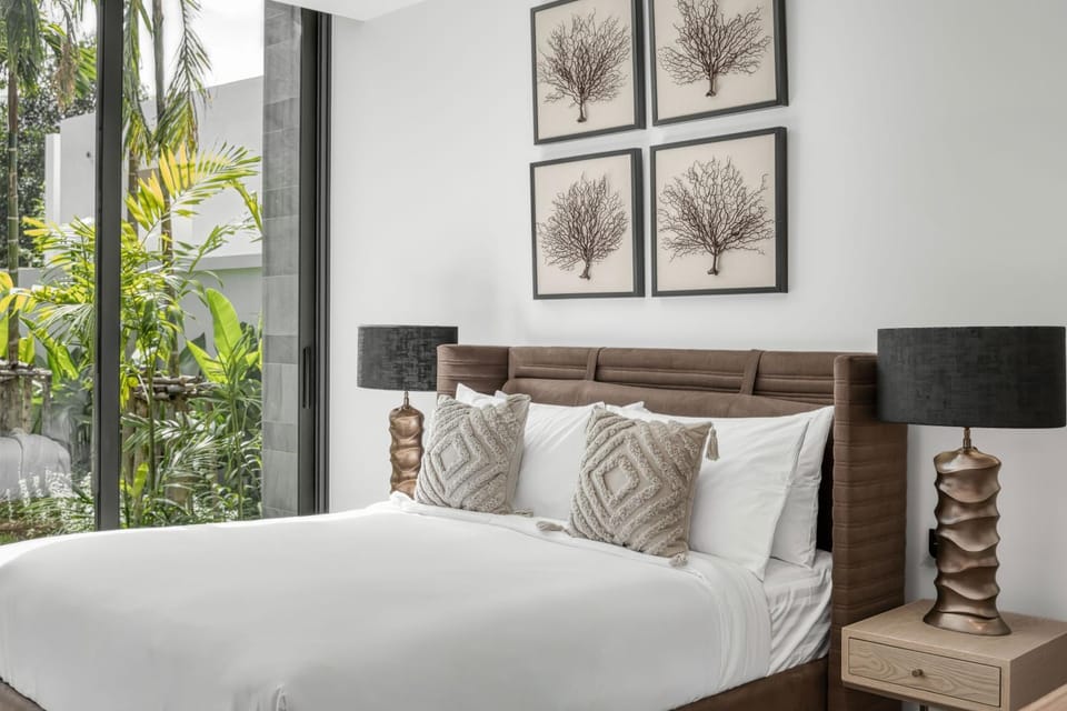 Bed, Living room, Photo of the whole room, Seating area, Bedroom