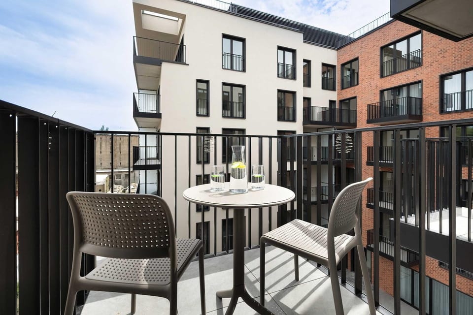 Property building, Day, Balcony/Terrace