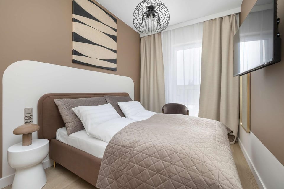 Bed, TV and multimedia, Photo of the whole room, Bedroom, towels