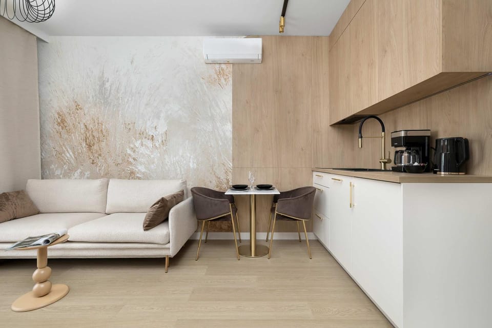 Coffee/tea facilities, Kitchen or kitchenette, Living room, Seating area, Dining area