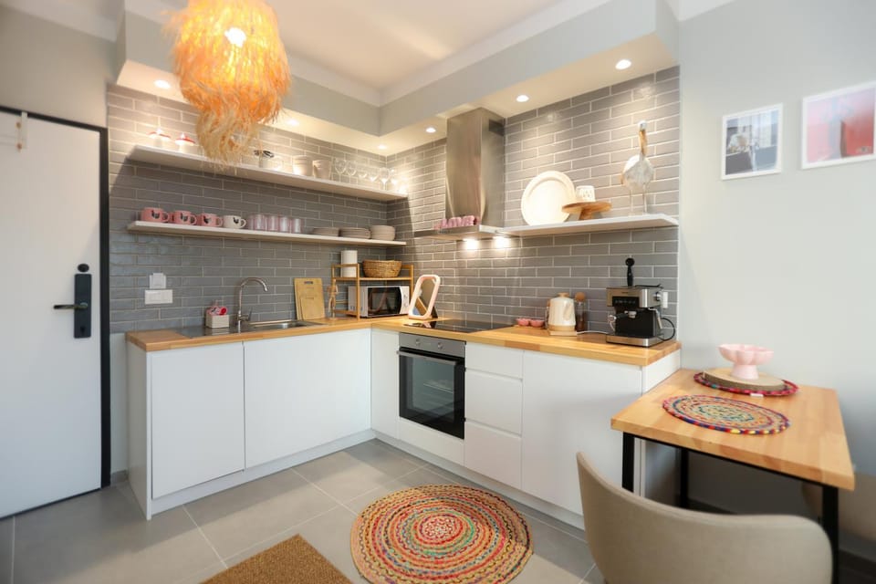 Coffee/tea facilities, Decorative detail, Dining area, microwave, kitchen