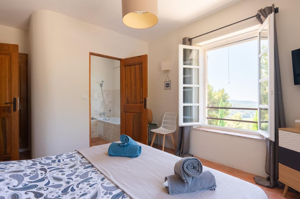 Bed, TV and multimedia, Photo of the whole room, Bedroom, towels, wardrobe