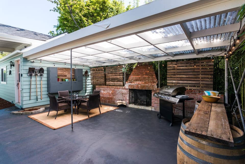 Patio, BBQ facilities, fireplace, pet friendly
