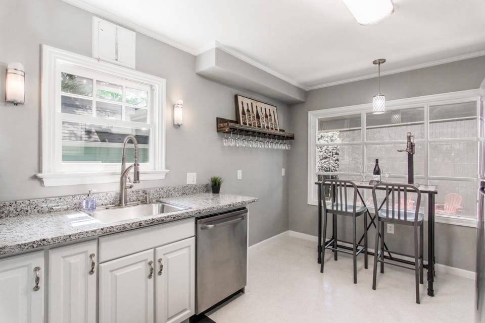 Coffee/tea facilities, Seating area, dishwasher, microwave, oven, stove, toaster, kitchen
