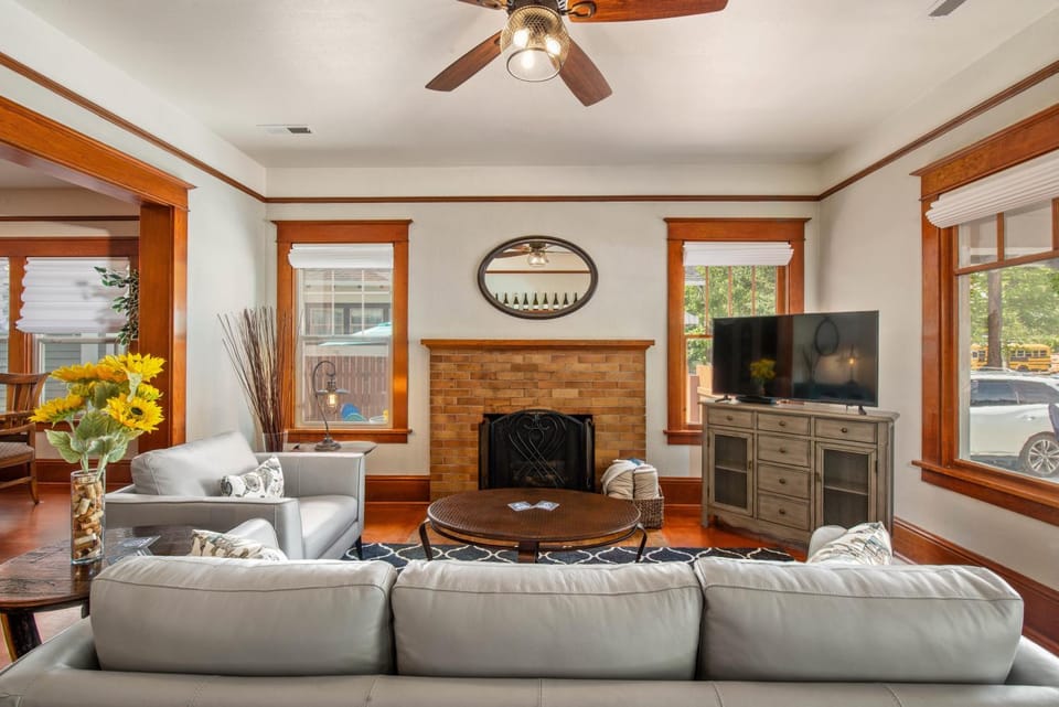 TV and multimedia, Living room, Decorative detail, Seating area