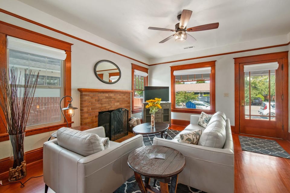 TV and multimedia, Decorative detail, Family, fireplace