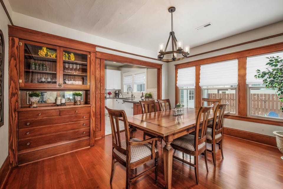 Decorative detail, Seating area, Dining area, pet friendly, kitchen
