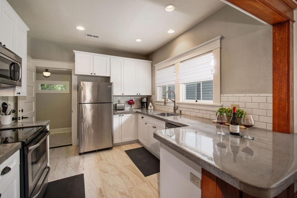 Coffee/tea facilities, Decorative detail, dishwasher, oven, pet friendly, storage, stove, toaster, kitchen