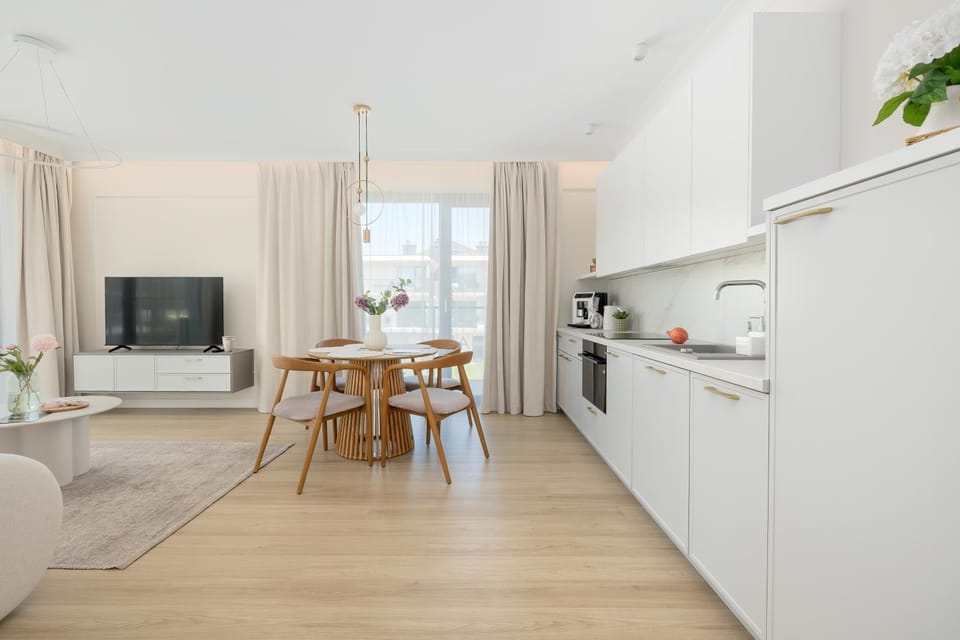 Coffee/tea facilities, Kitchen or kitchenette, Living room, Seating area, Dining area