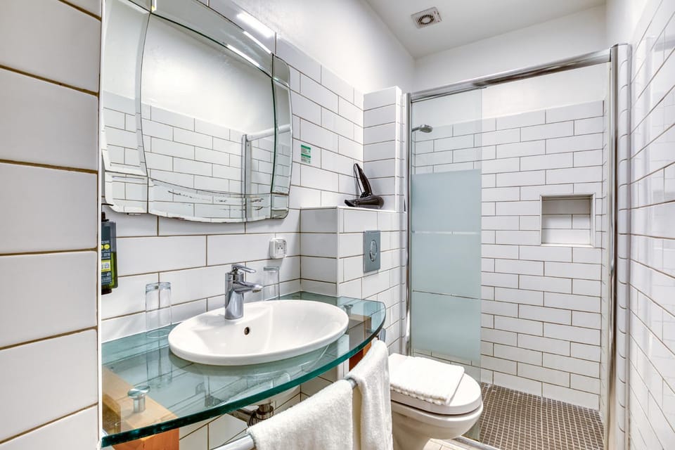 Shower, Toilet, Bathroom, bidet, towels