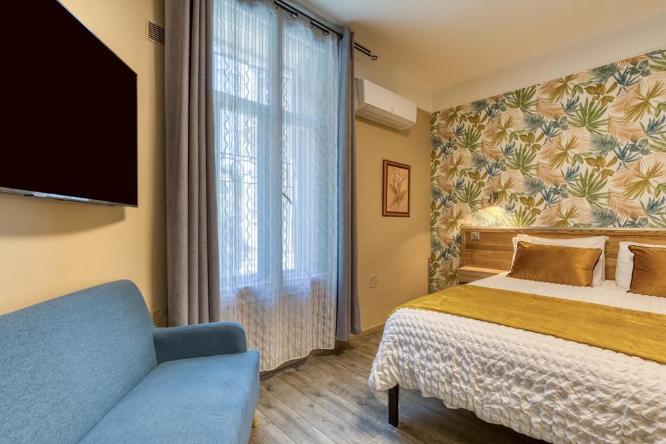 Bed, TV and multimedia, Photo of the whole room, Bedroom