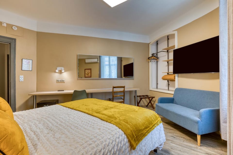 Bed, TV and multimedia, Photo of the whole room, Seating area, Bedroom