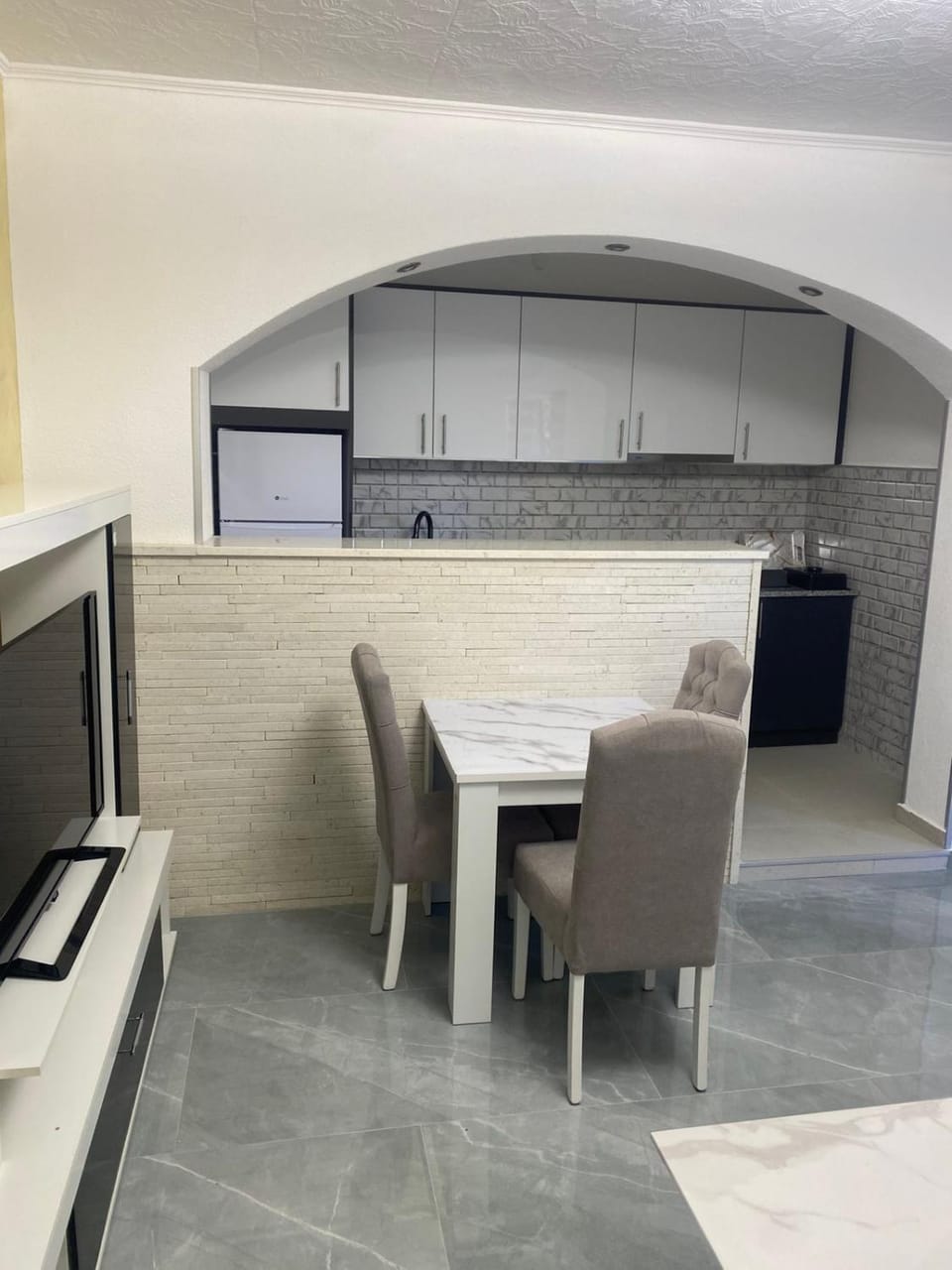 Kitchen or kitchenette, Dining area
