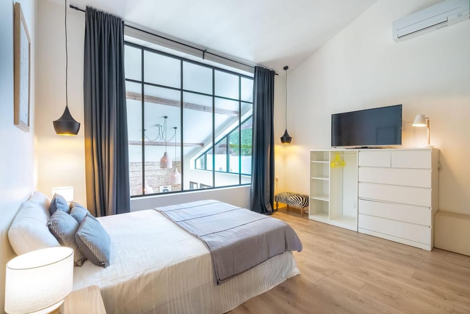 Bed, TV and multimedia, Photo of the whole room, Bedroom, bunk bed, air conditioner