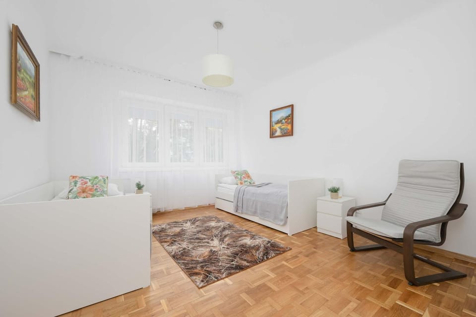 Bed, Photo of the whole room, Seating area, Bedroom