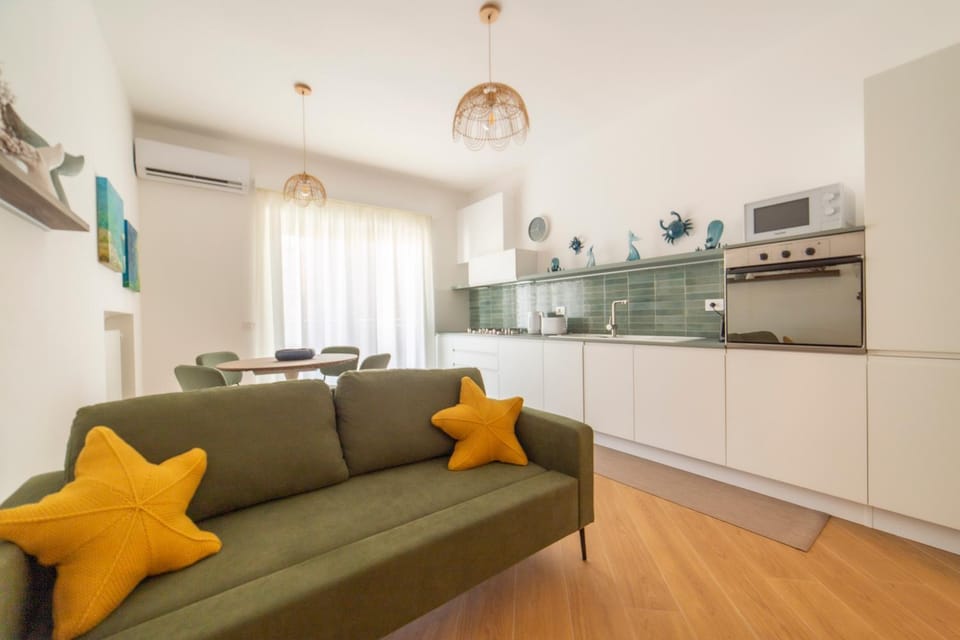 Kitchen or kitchenette, Living room, oven, air conditioner