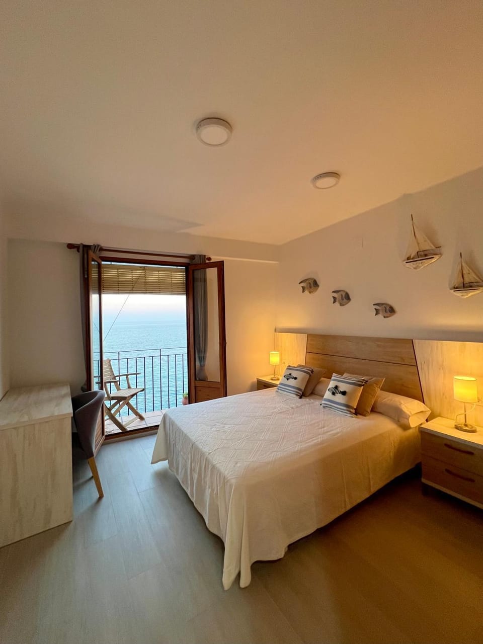 Bed, Natural landscape, Photo of the whole room, Bedroom, Sea view