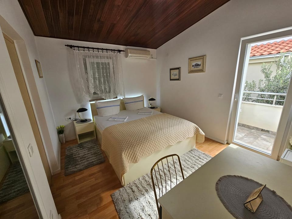 Villa Knezović Revenić 1 Bed and Breakfast in Brela