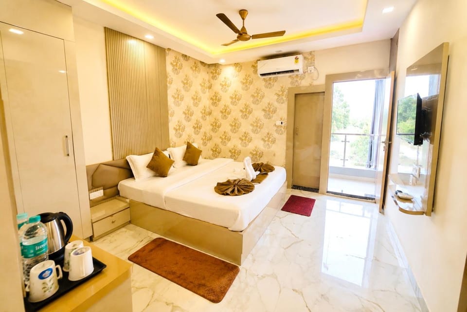 Grand Palace hotel with swimming pool Hotel in India