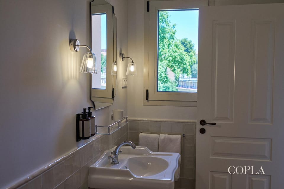Bathroom, towels