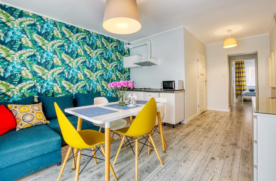 Kitchen or kitchenette, Living room, Seating area, Dining area