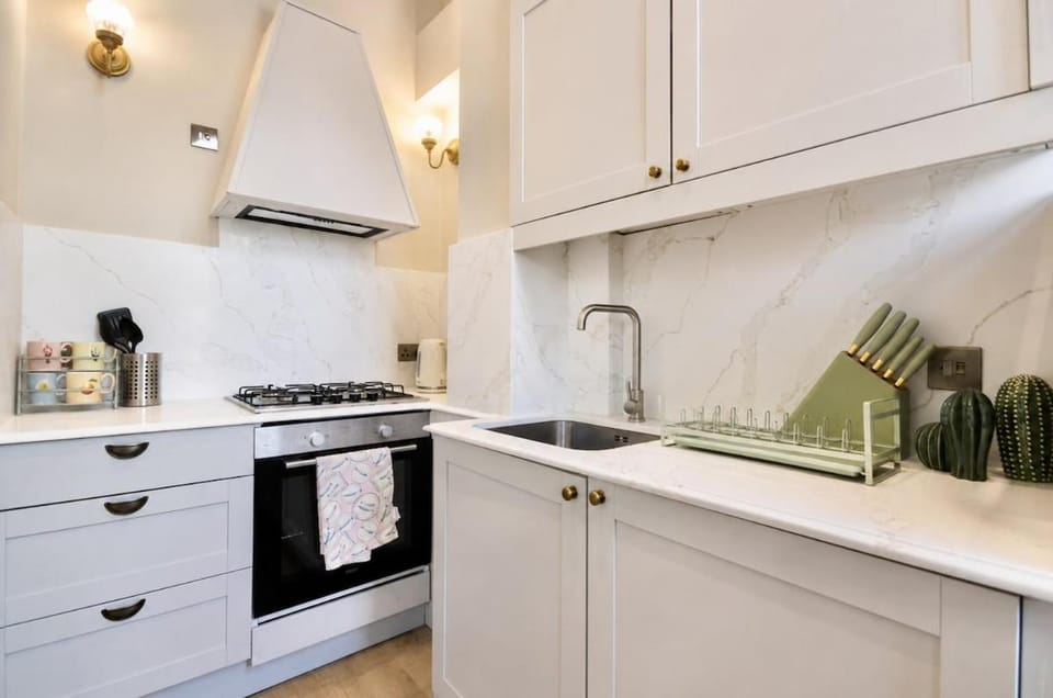 Notting Hill's Iconic Pink Apartment Apartment in City of Westminster