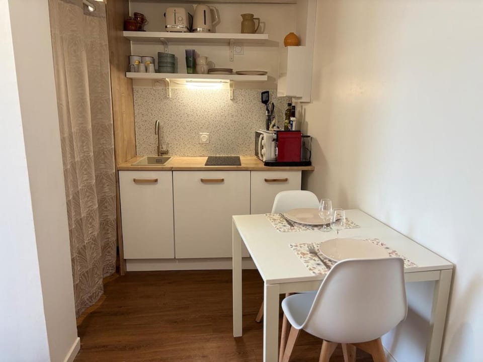 Coffee/tea facilities, Dining area, stove