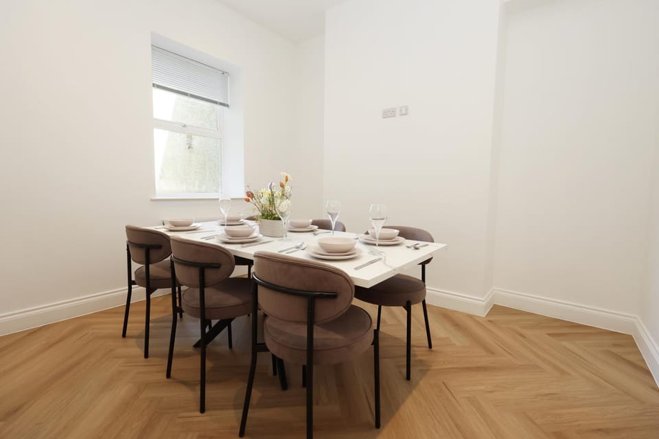 Brand New Imacculate 4 Bedroom Home In The Heart Of Swansea - Sleeps 8 - By EKLIVING PARTNERS House in Swansea
