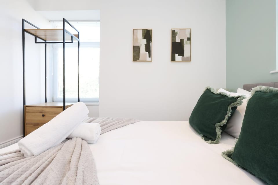 Brand New Imacculate 4 Bedroom Home In The Heart Of Swansea - Sleeps 8 - By EKLIVING PARTNERS House in Swansea