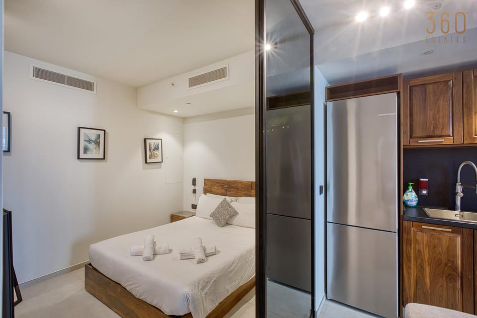 Official Mercury Suite Luxury with Pool and Balcony Apartment in Saint Julians