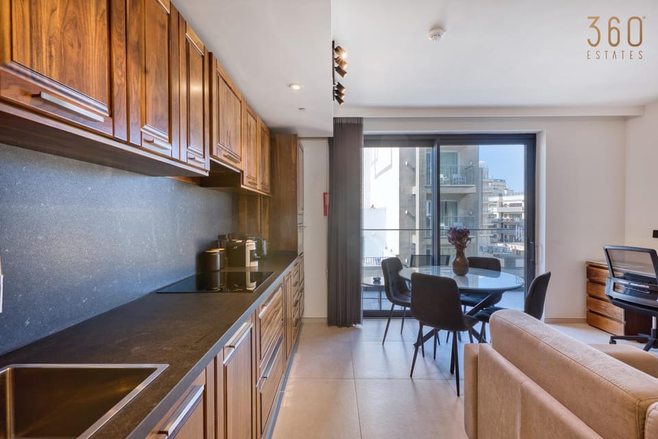 Official Mercury Suite Luxury with Pool and Balcony Apartment in Saint Julians