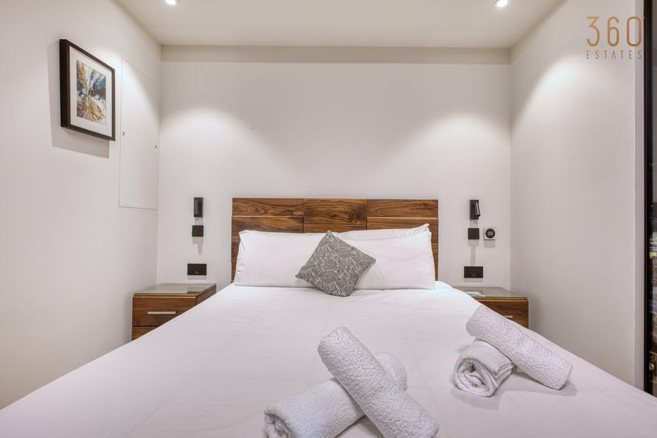 Official Mercury Suite Luxury with Pool and Balcony Apartment in Saint Julians