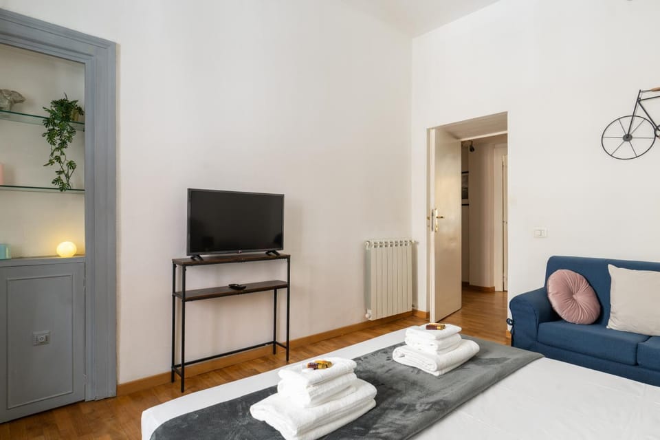 Bed, TV and multimedia, Bedroom, towels