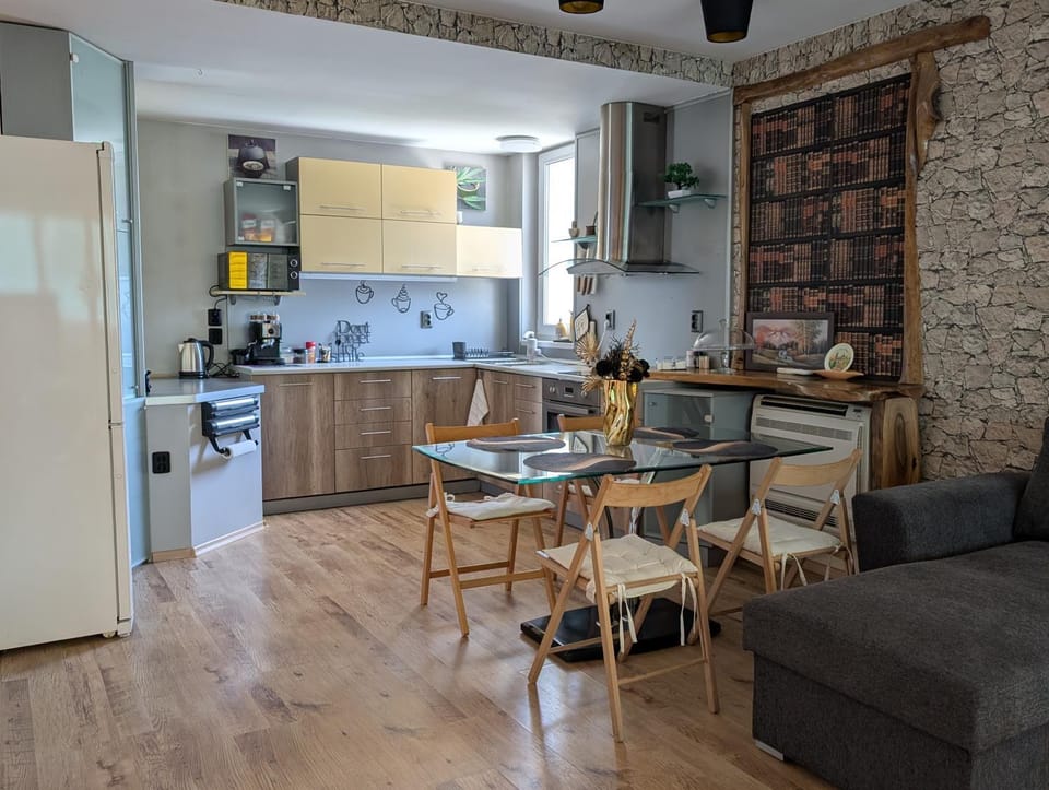 Coffee/tea facilities, Kitchen or kitchenette, Dining area, oven, stove