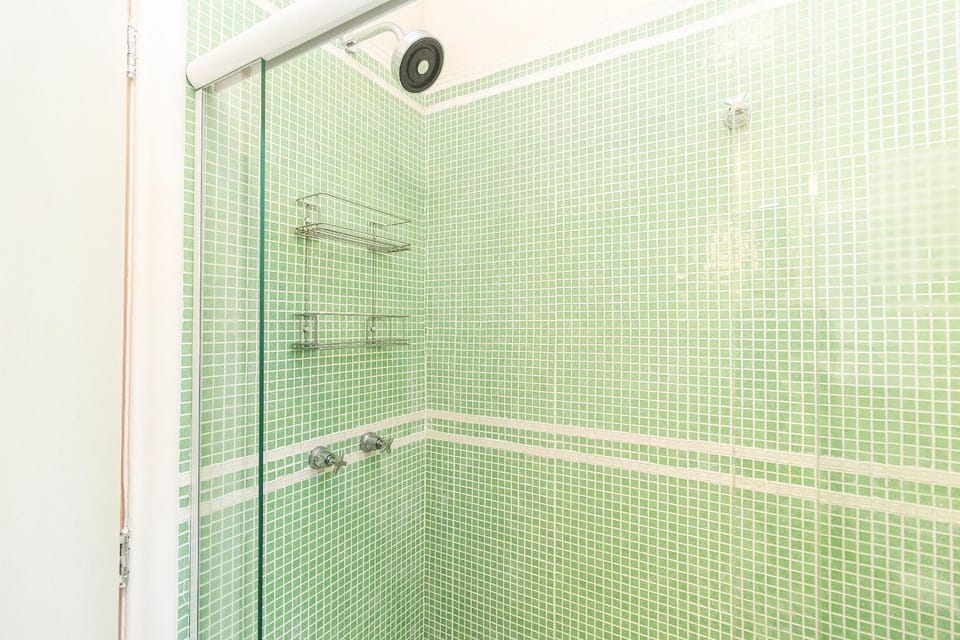 Shower, Toilet