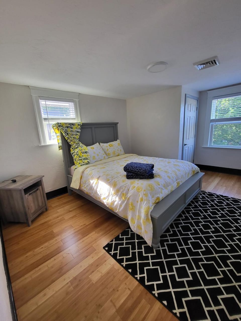 Cheerful 3 bedroom and a sleeper couch in basement House in Worcester