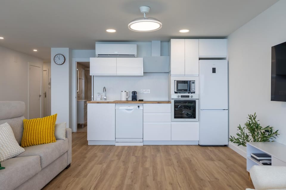 TV and multimedia, Coffee/tea facilities, Kitchen or kitchenette, Living room, Seating area, dishwasher, oven, pet friendly, stove, toaster