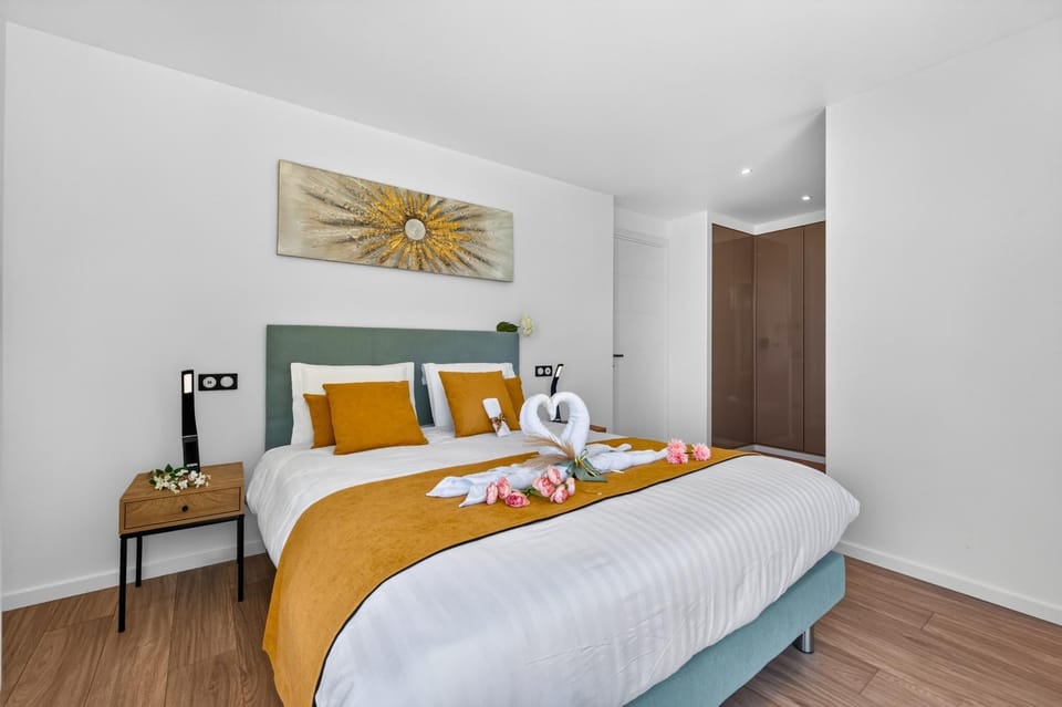 Bed, Photo of the whole room, Bedroom, towels, wardrobe